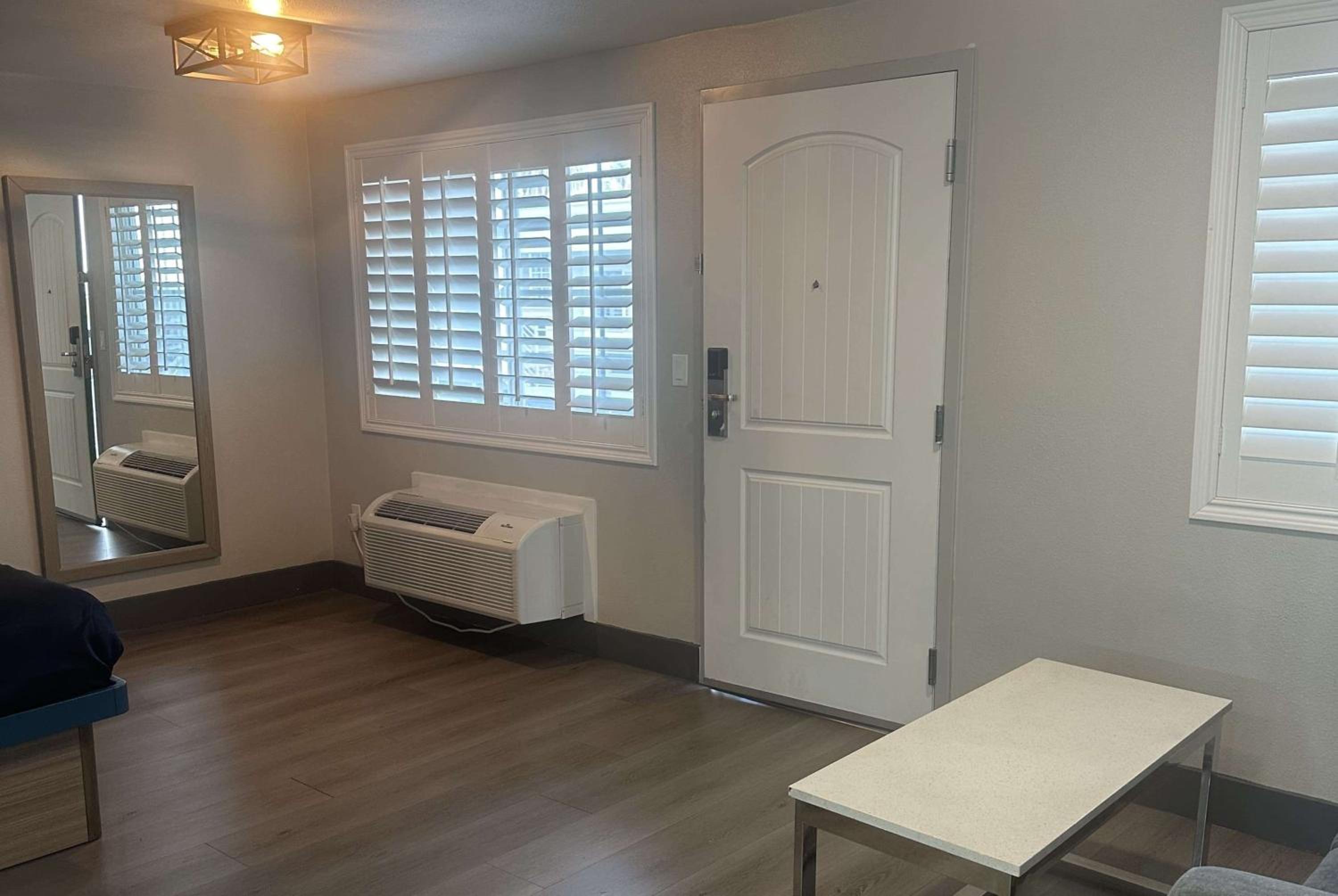 Super 8 by Wyndham Oceanside Downtown - Property Image 47