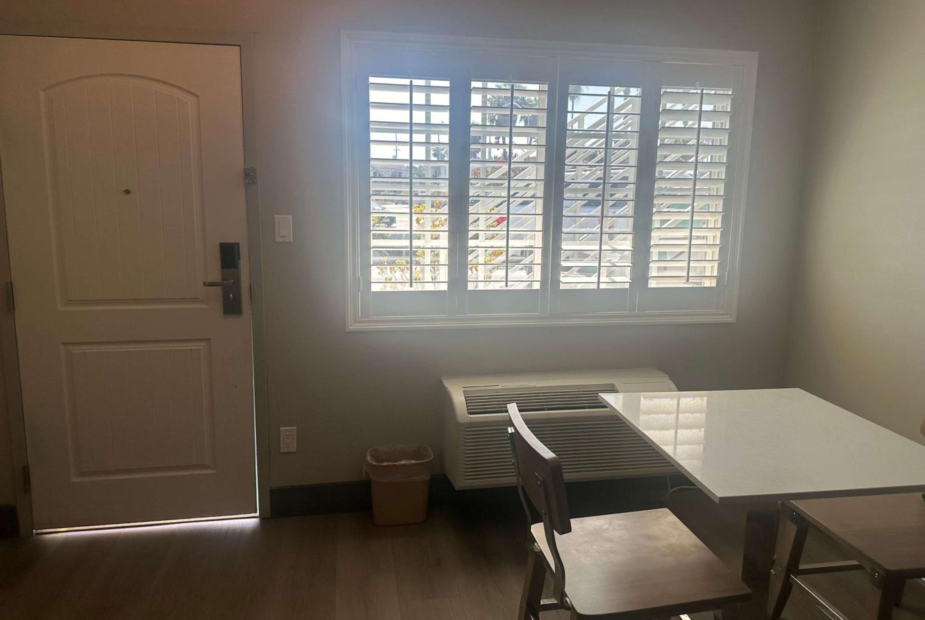 Super 8 by Wyndham Oceanside Downtown - Property Image 48