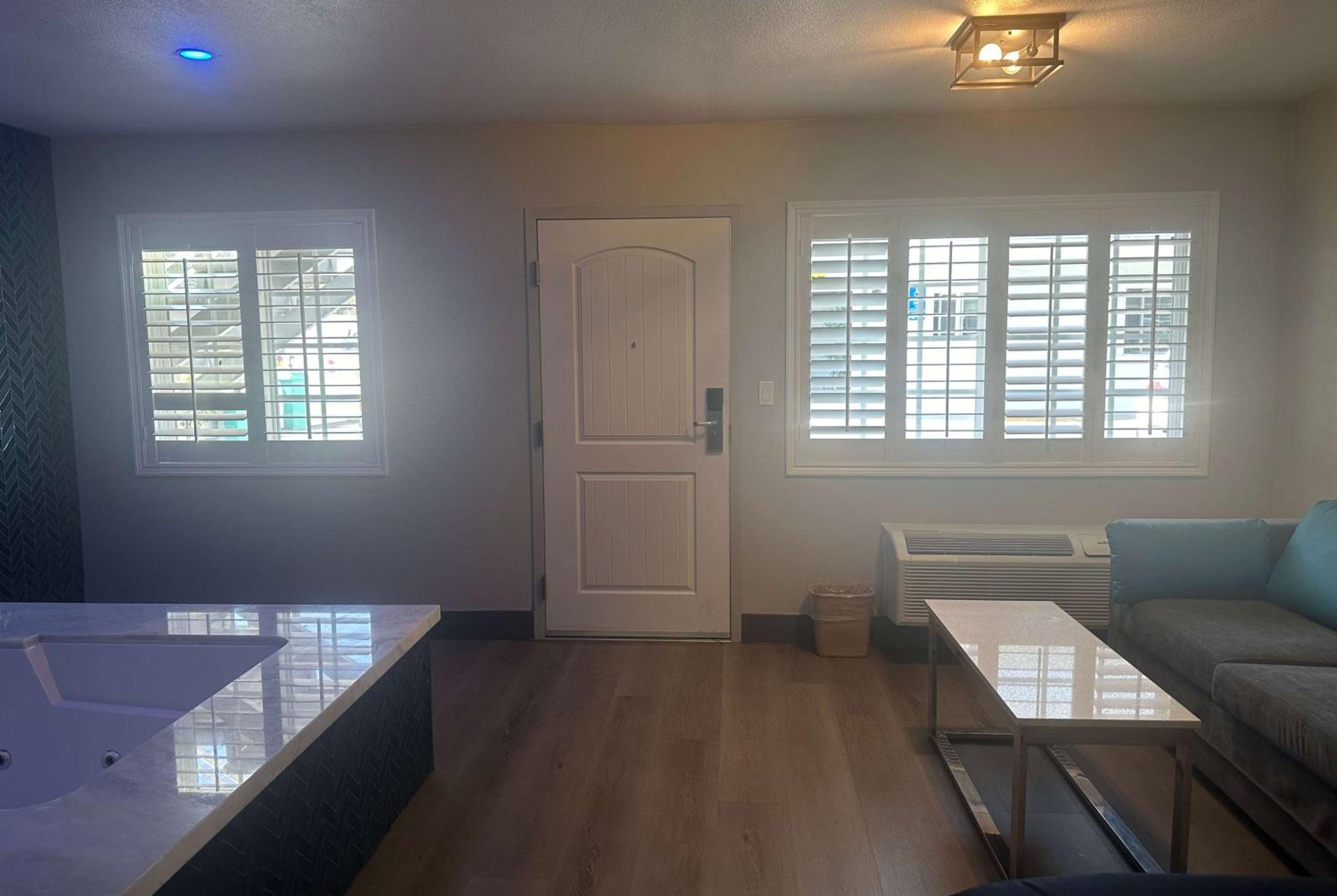 Super 8 by Wyndham Oceanside Downtown - Property Image 54