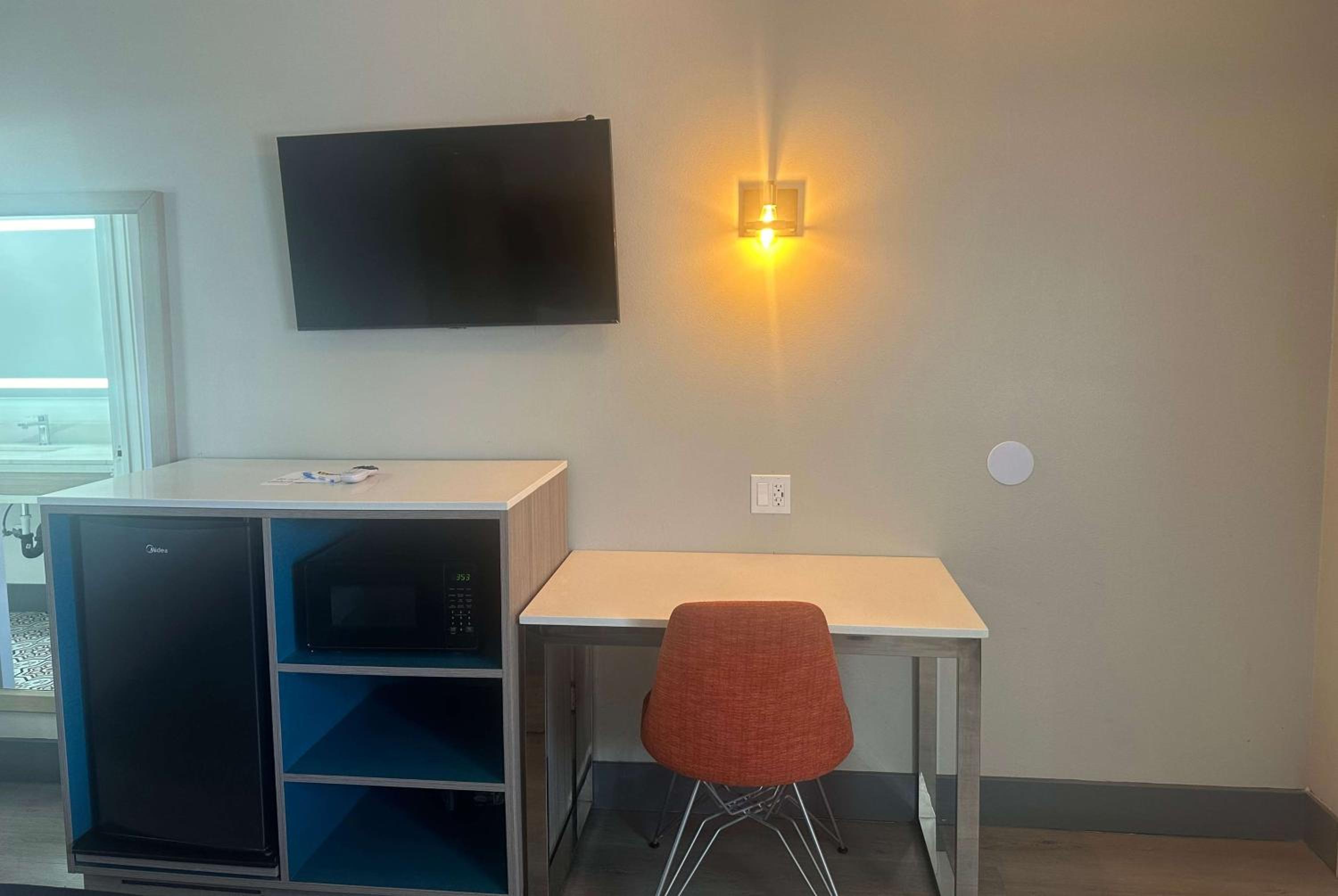 Super 8 by Wyndham Oceanside Downtown - Property Image 57
