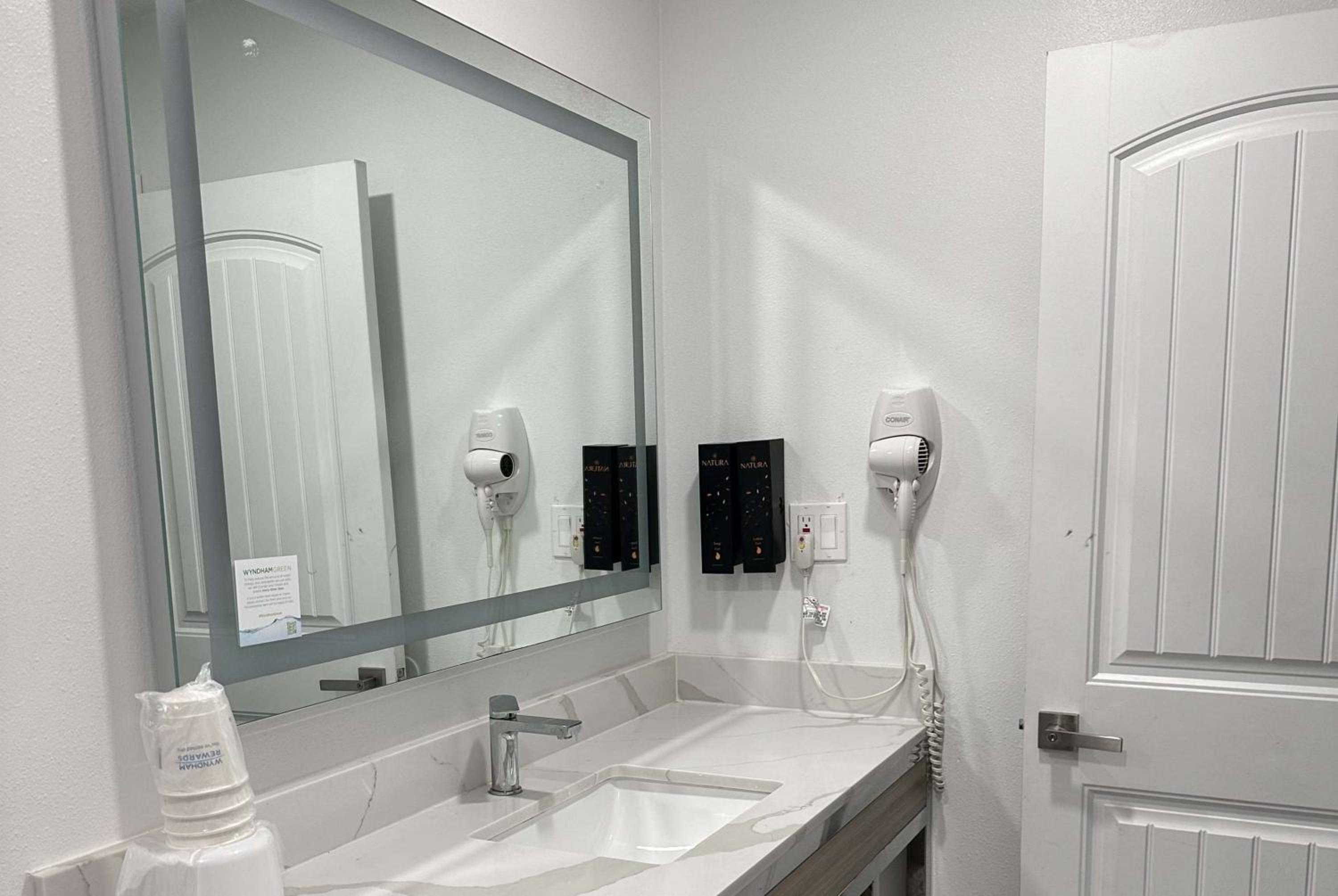 Super 8 by Wyndham Oceanside Downtown - Property Image 90