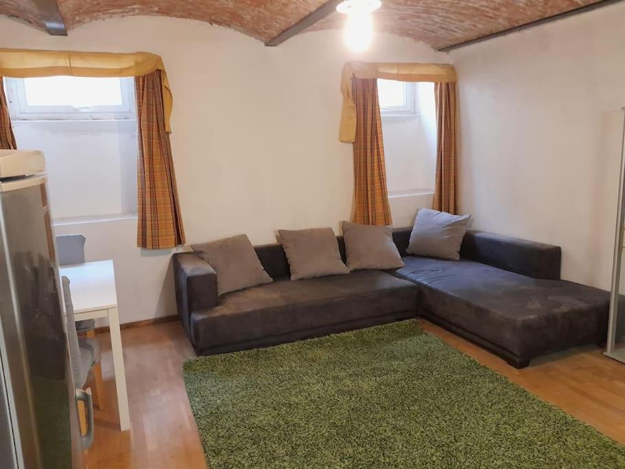 Central 2-room souterrain flat