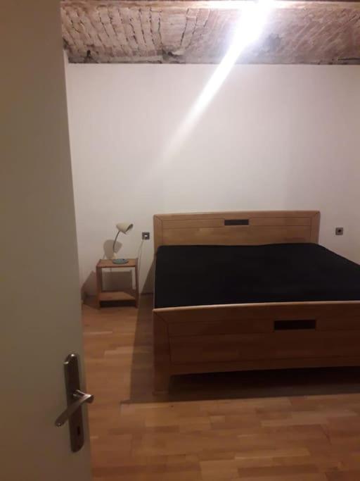 Central 2-room souterrain flat