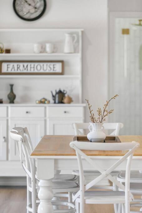 Belli Park Manor - A Luxe Farmhouse Escape for Ten