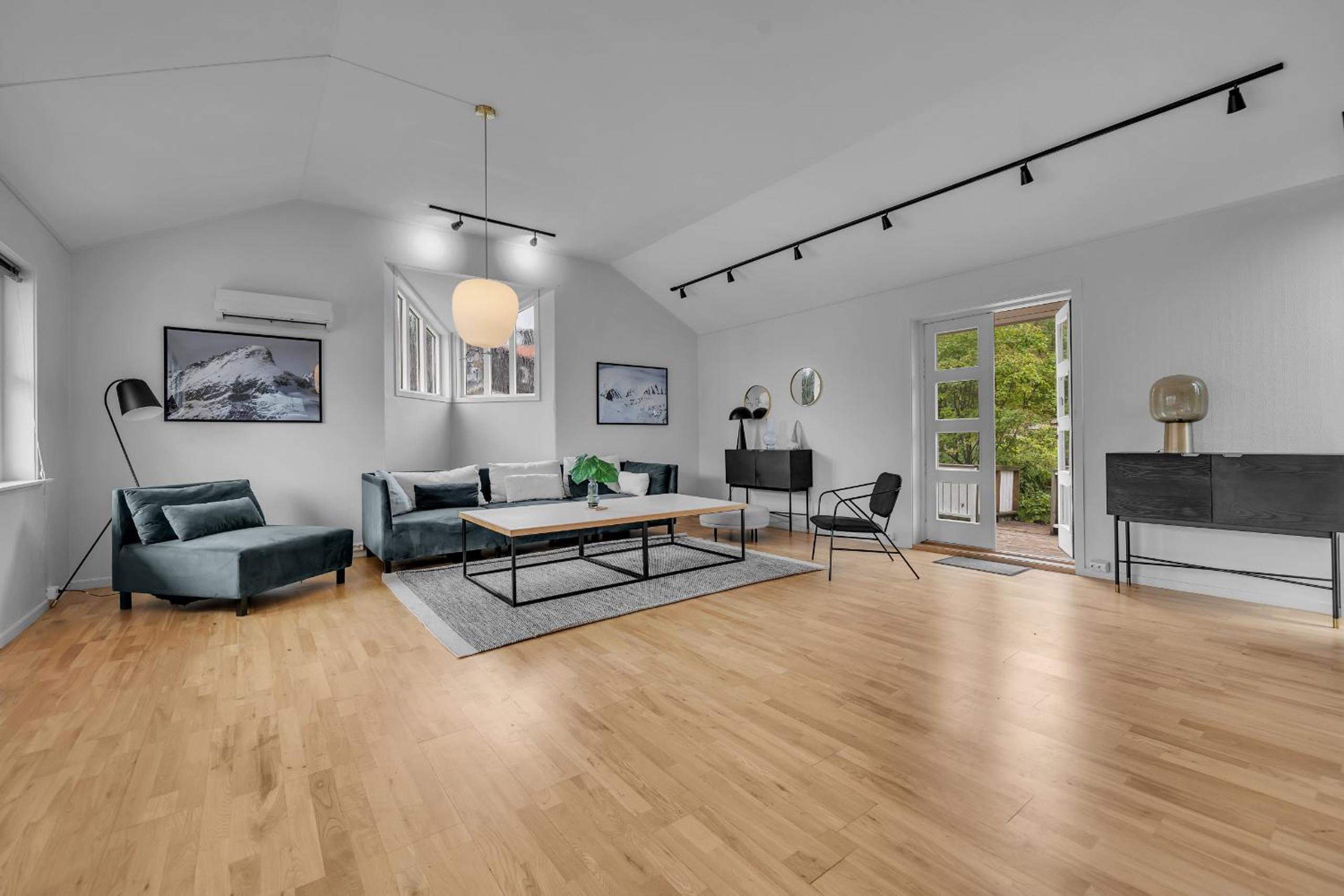 Central Large Modern House With a View view 4