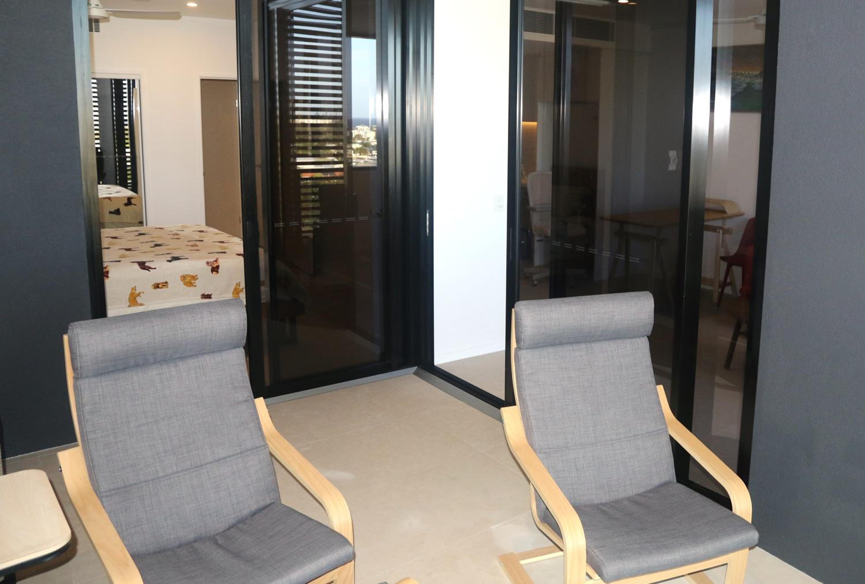 Breakfast & Dinner Included - Top-Floor Apartment Maroochydore CBD