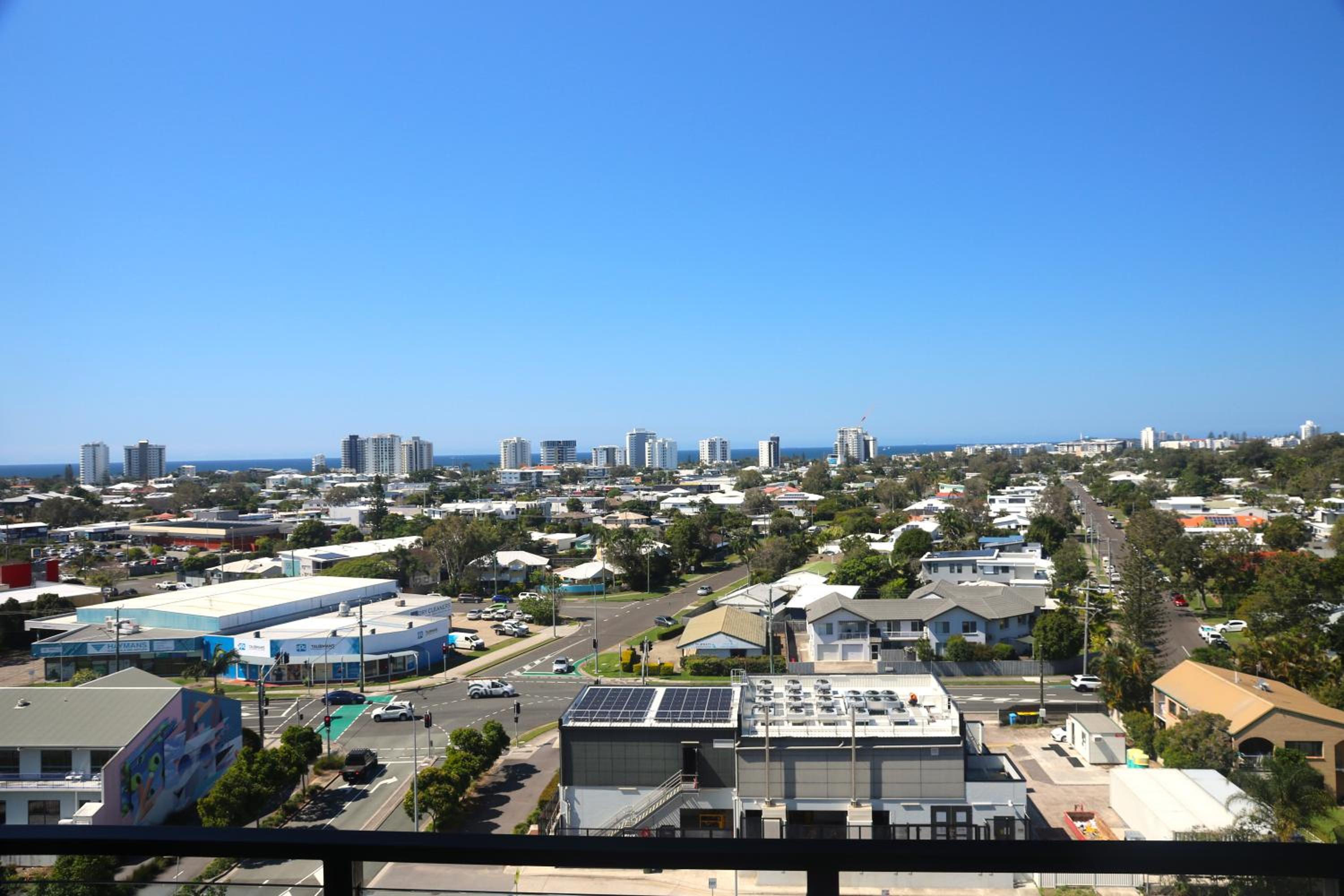 Breakfast & Dinner Included - Top-Floor Apartment Maroochydore CBD