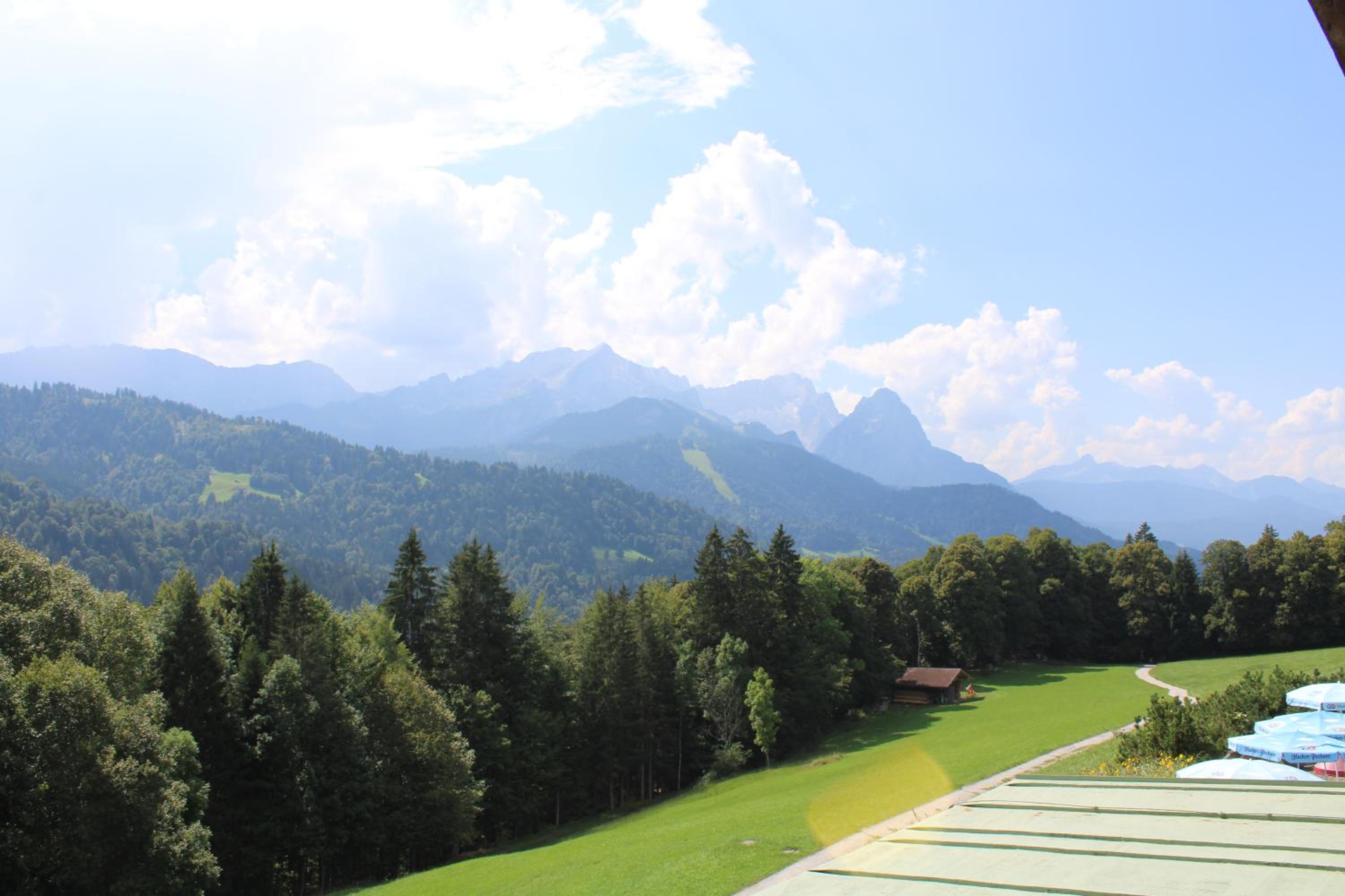 Pfeiffer Alm mit Blick auf die Zugspitze