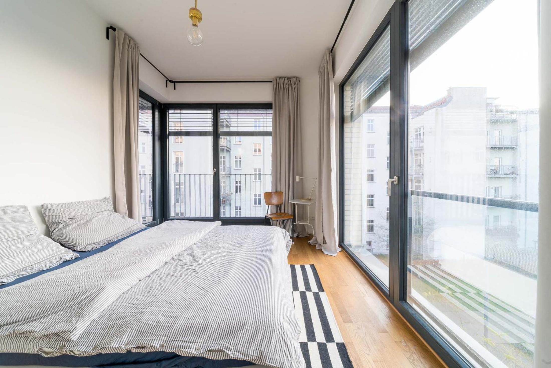 2 Bedroom Mauerpark-Apartment, Berlin Mitte View calendar