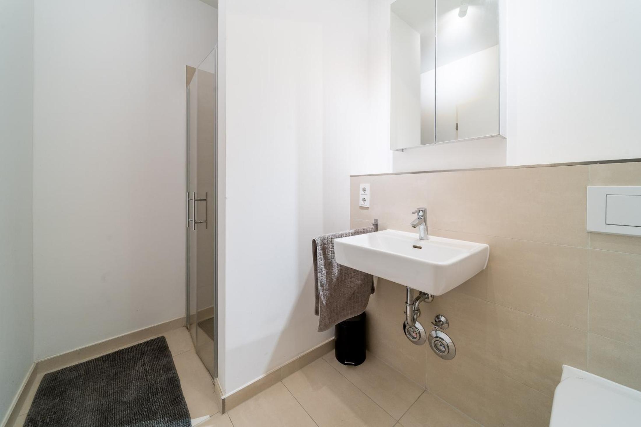 2 Bedroom Mauerpark-Apartment, Berlin Mitte View calendar