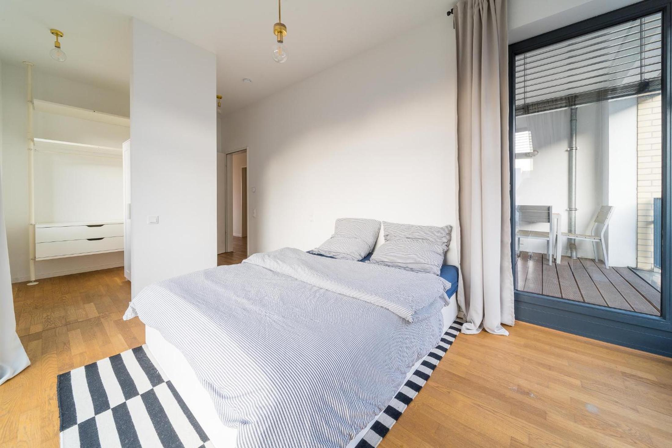 2 Bedroom Mauerpark-Apartment, Berlin Mitte View calendar