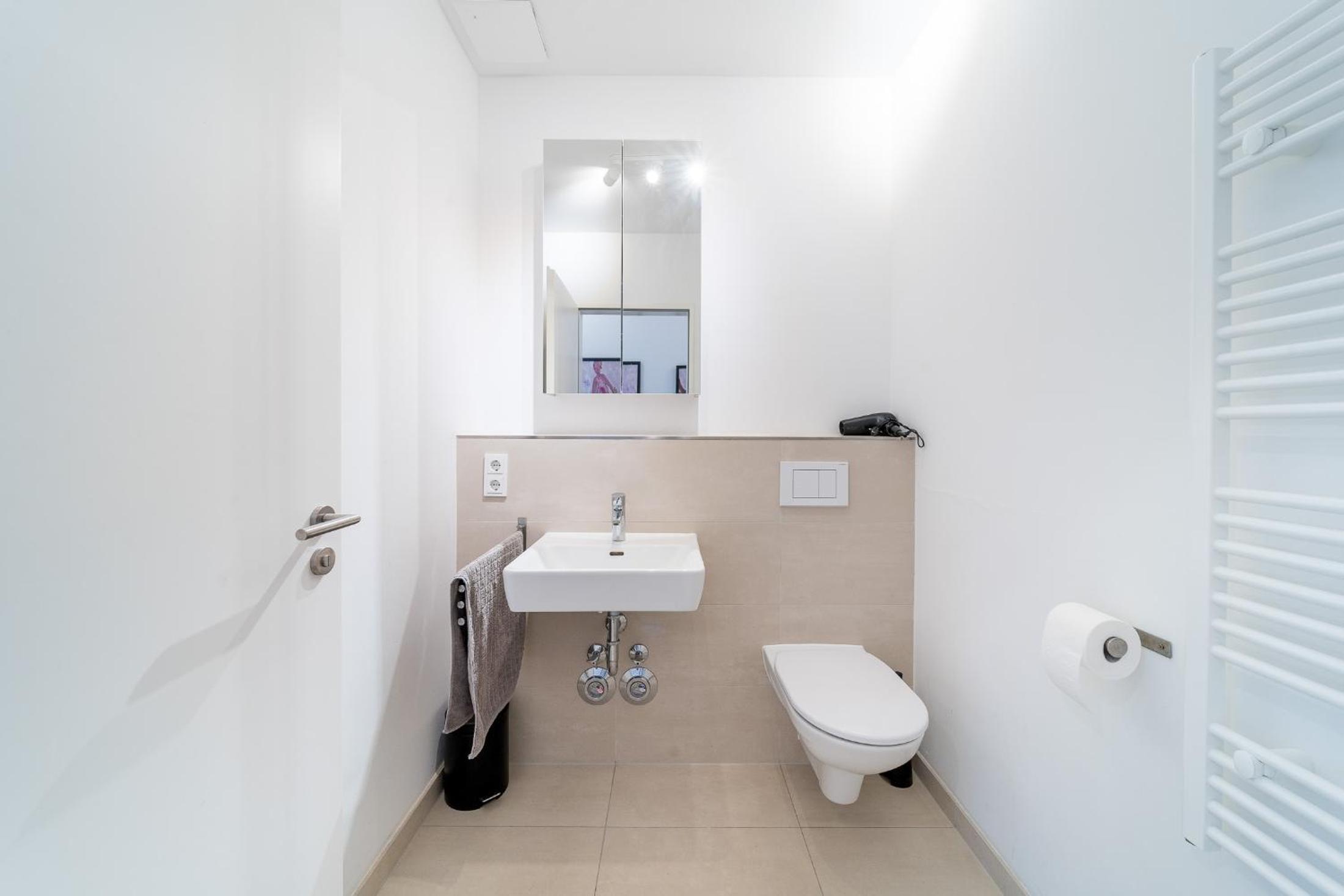 2 Bedroom Mauerpark-Apartment, Berlin Mitte View calendar
