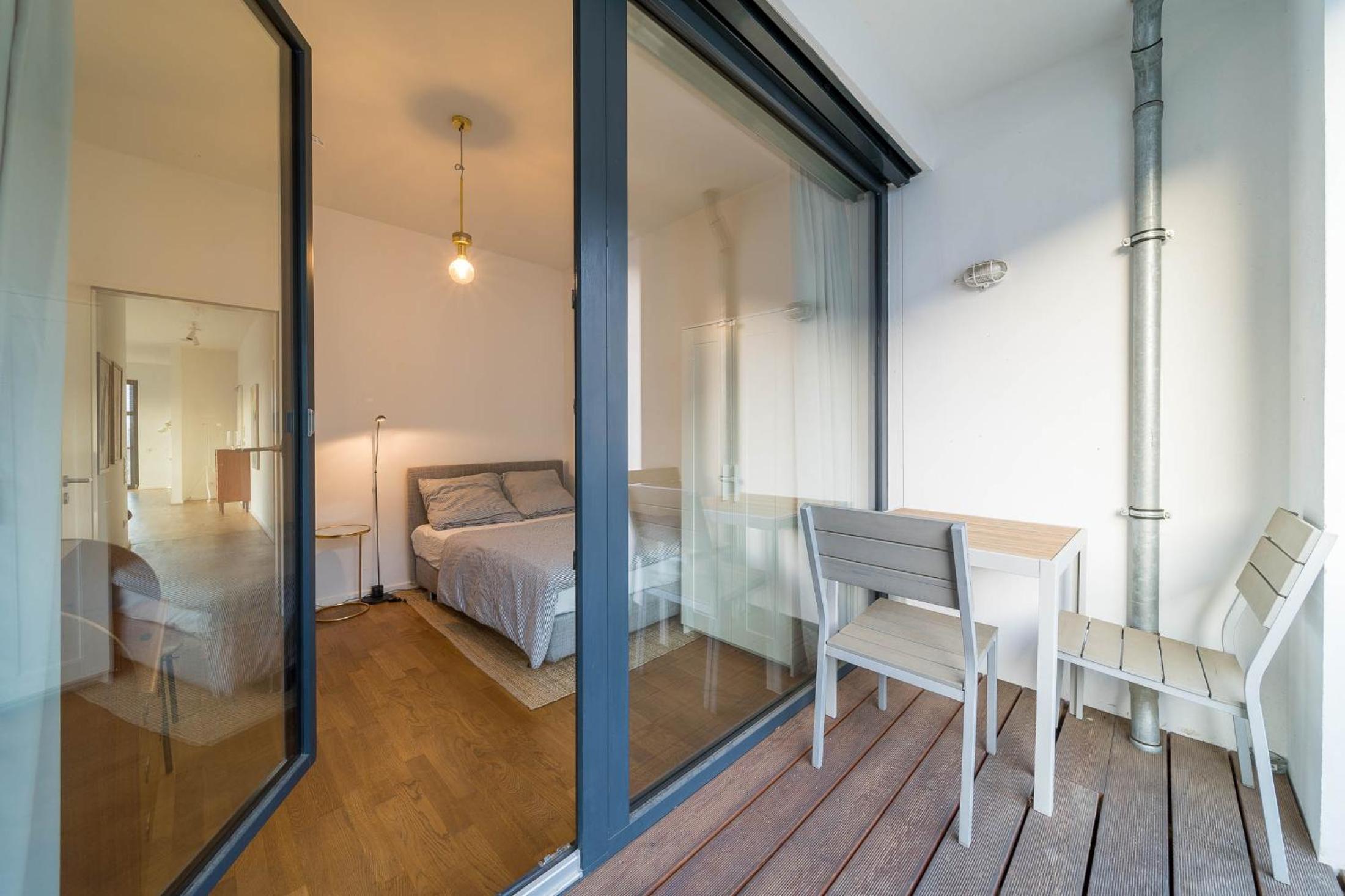 2 Bedroom Mauerpark-Apartment, Berlin Mitte View calendar