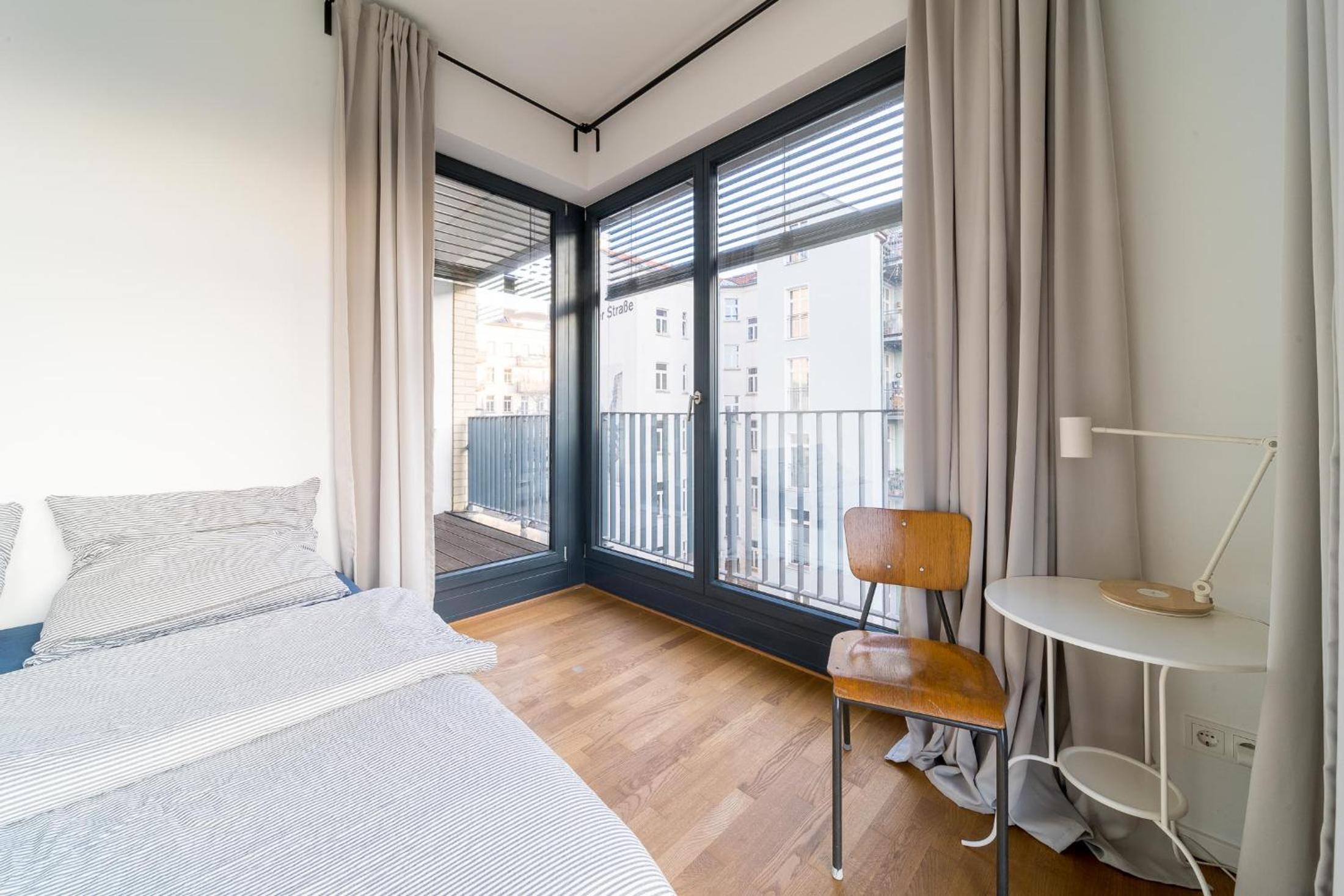 2 Bedroom Mauerpark-Apartment, Berlin Mitte View calendar