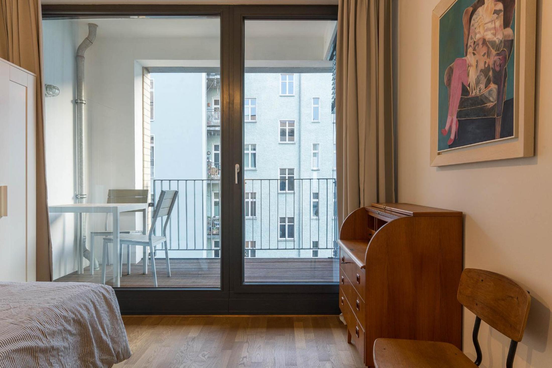 2 Bedroom Mauerpark-Apartment, Berlin Mitte View calendar