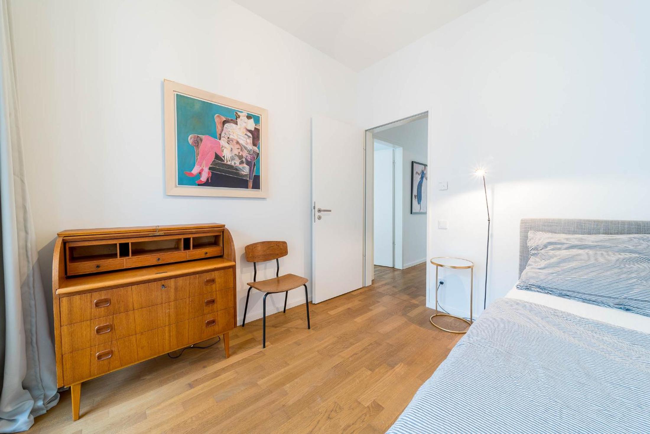 2 Bedroom Mauerpark-Apartment, Berlin Mitte View calendar