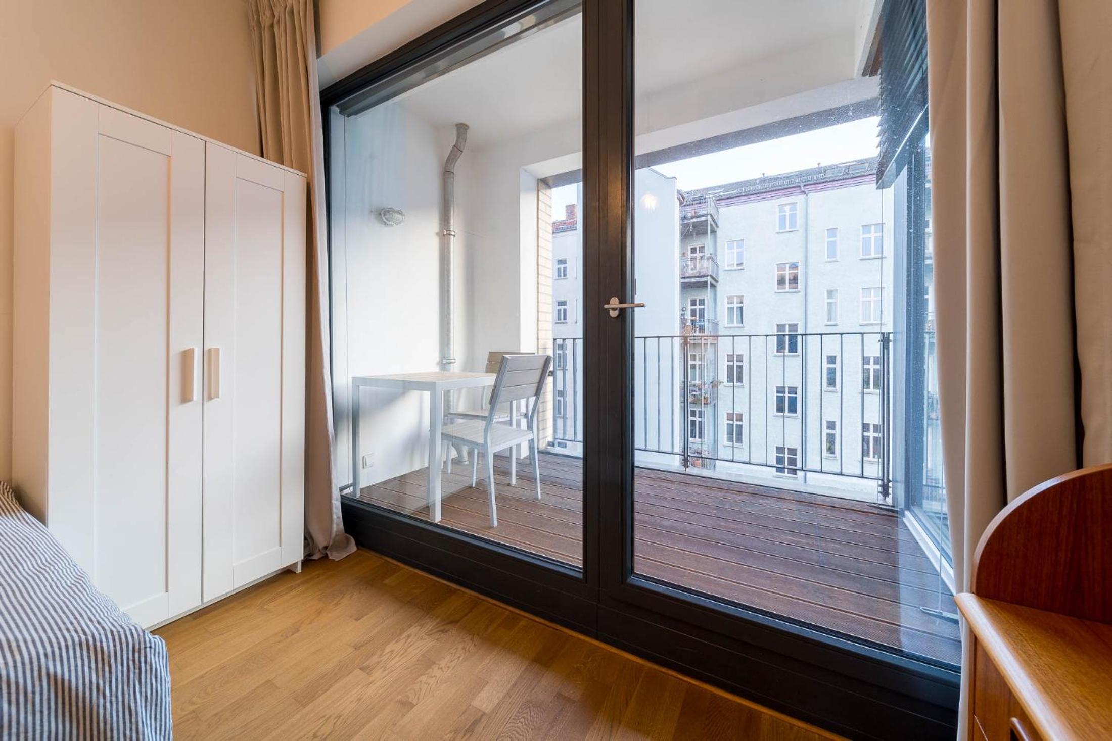 2 Bedroom Mauerpark-Apartment, Berlin Mitte View calendar