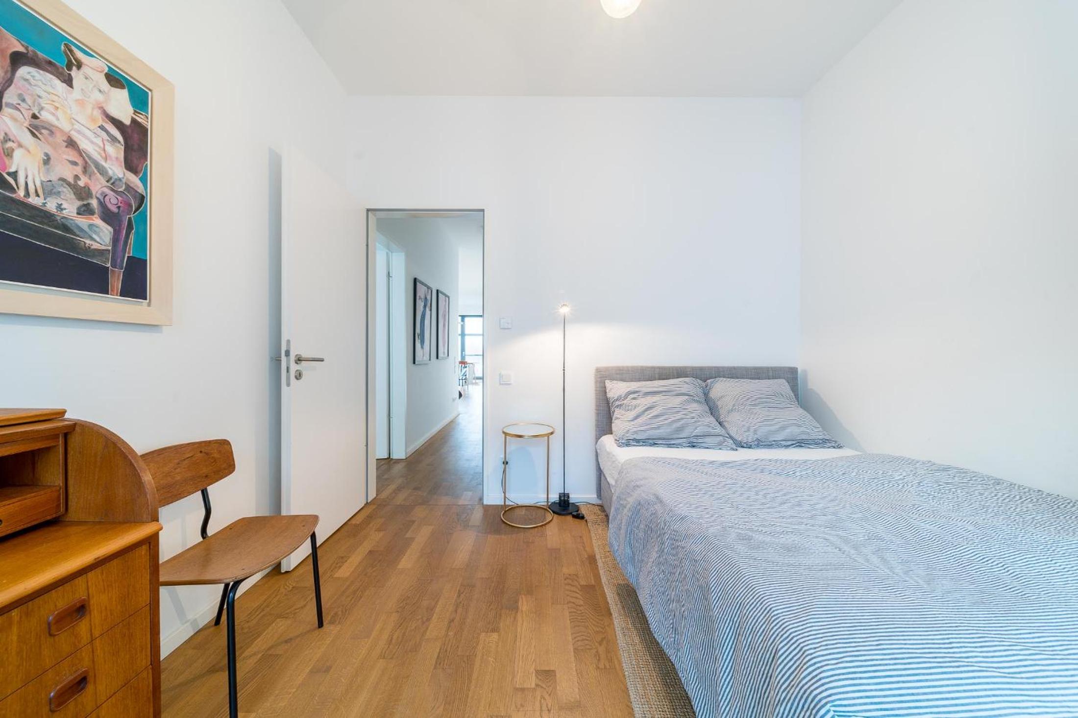2 Bedroom Mauerpark-Apartment, Berlin Mitte View calendar