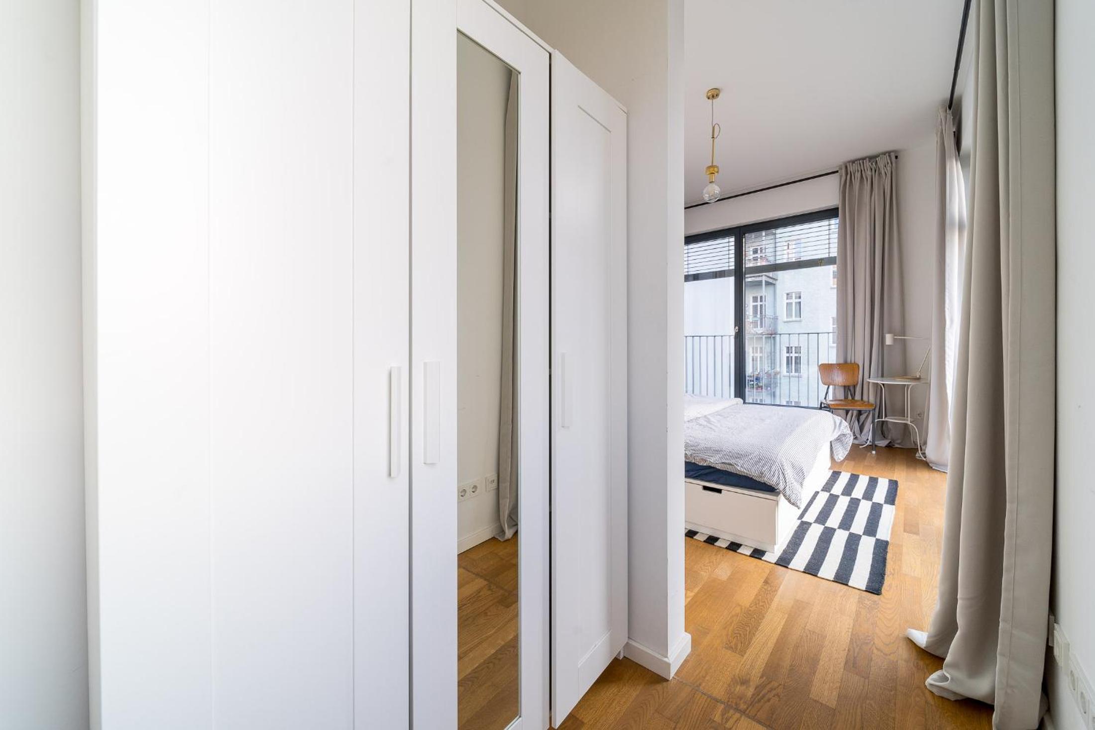 2 Bedroom Mauerpark-Apartment, Berlin Mitte View calendar