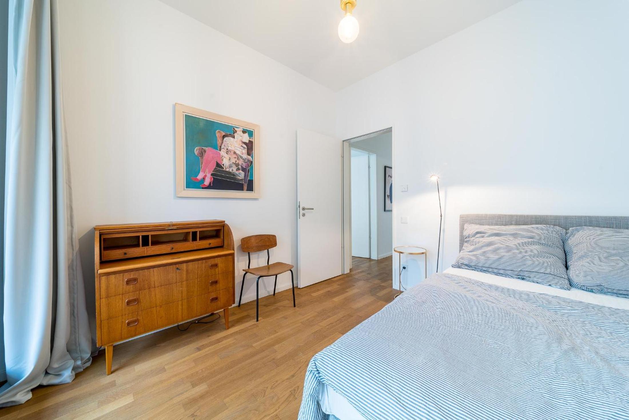 2 Bedroom Mauerpark-Apartment, Berlin Mitte View calendar