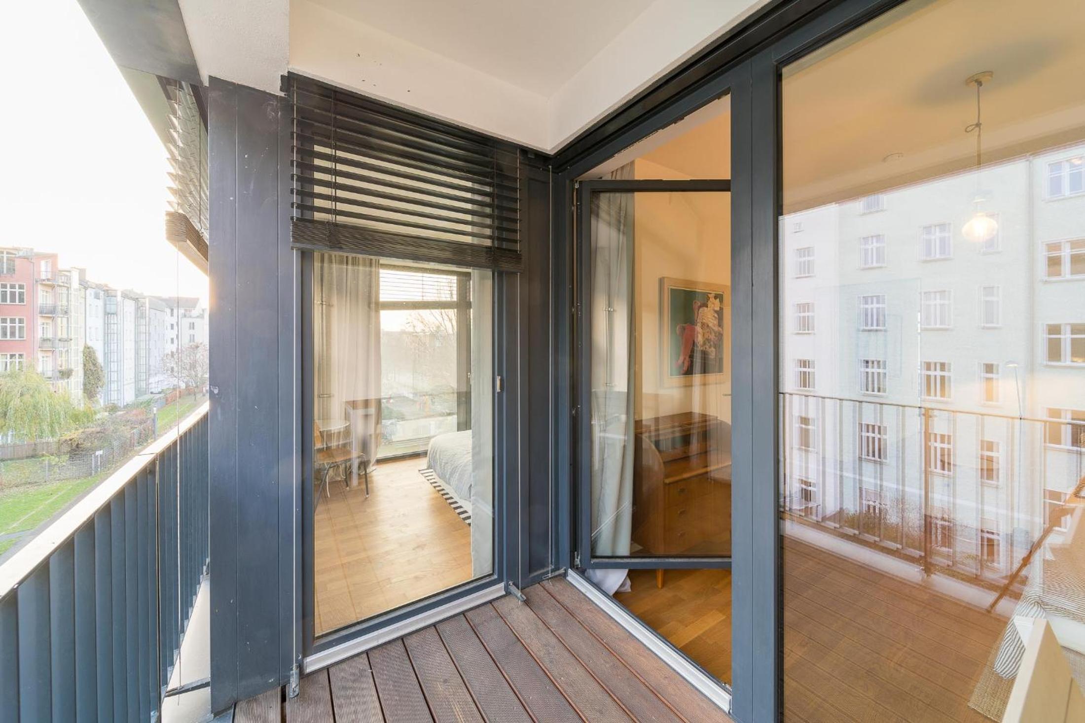 2 Bedroom Mauerpark-Apartment, Berlin Mitte View calendar