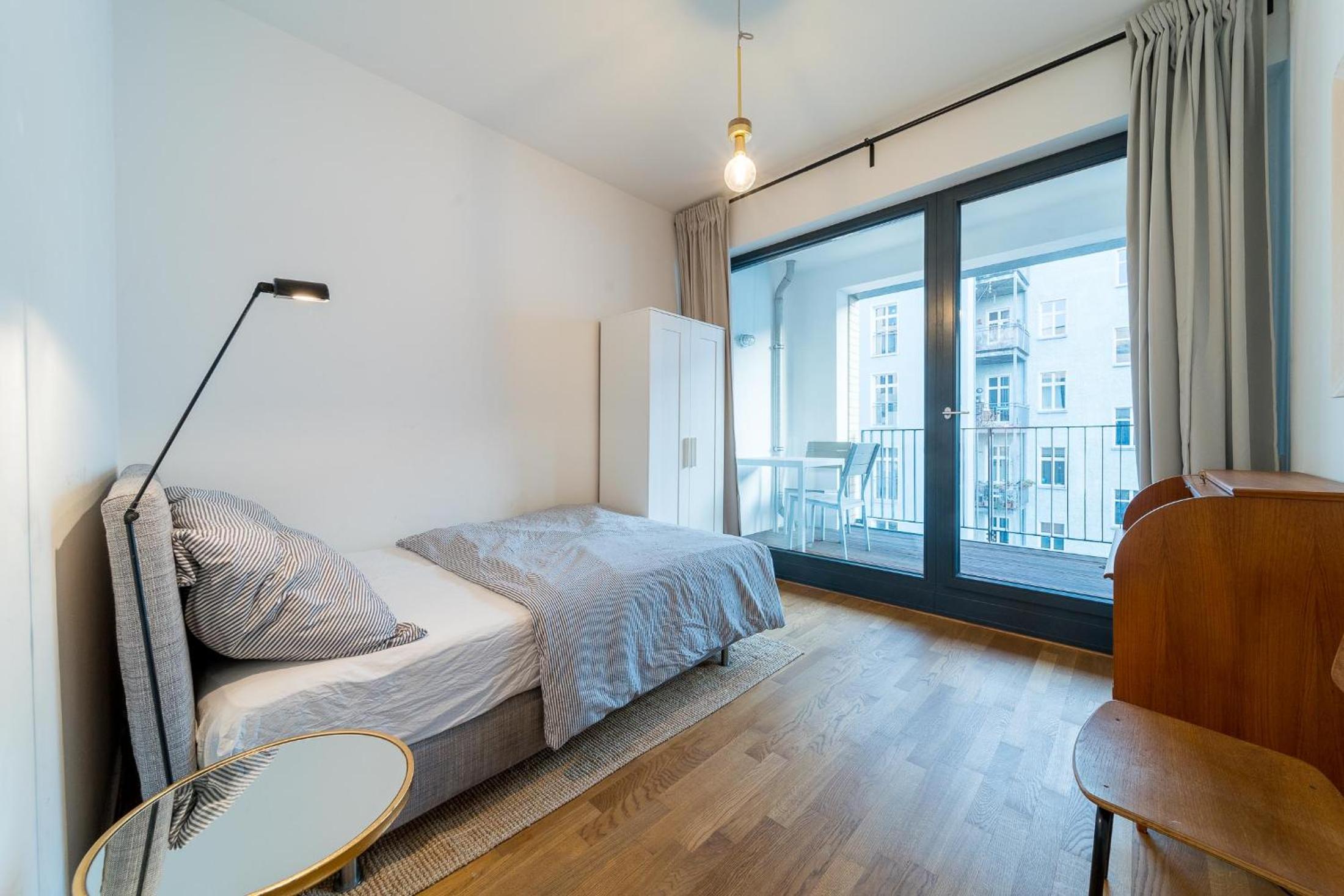 2 Bedroom Mauerpark-Apartment, Berlin Mitte View calendar