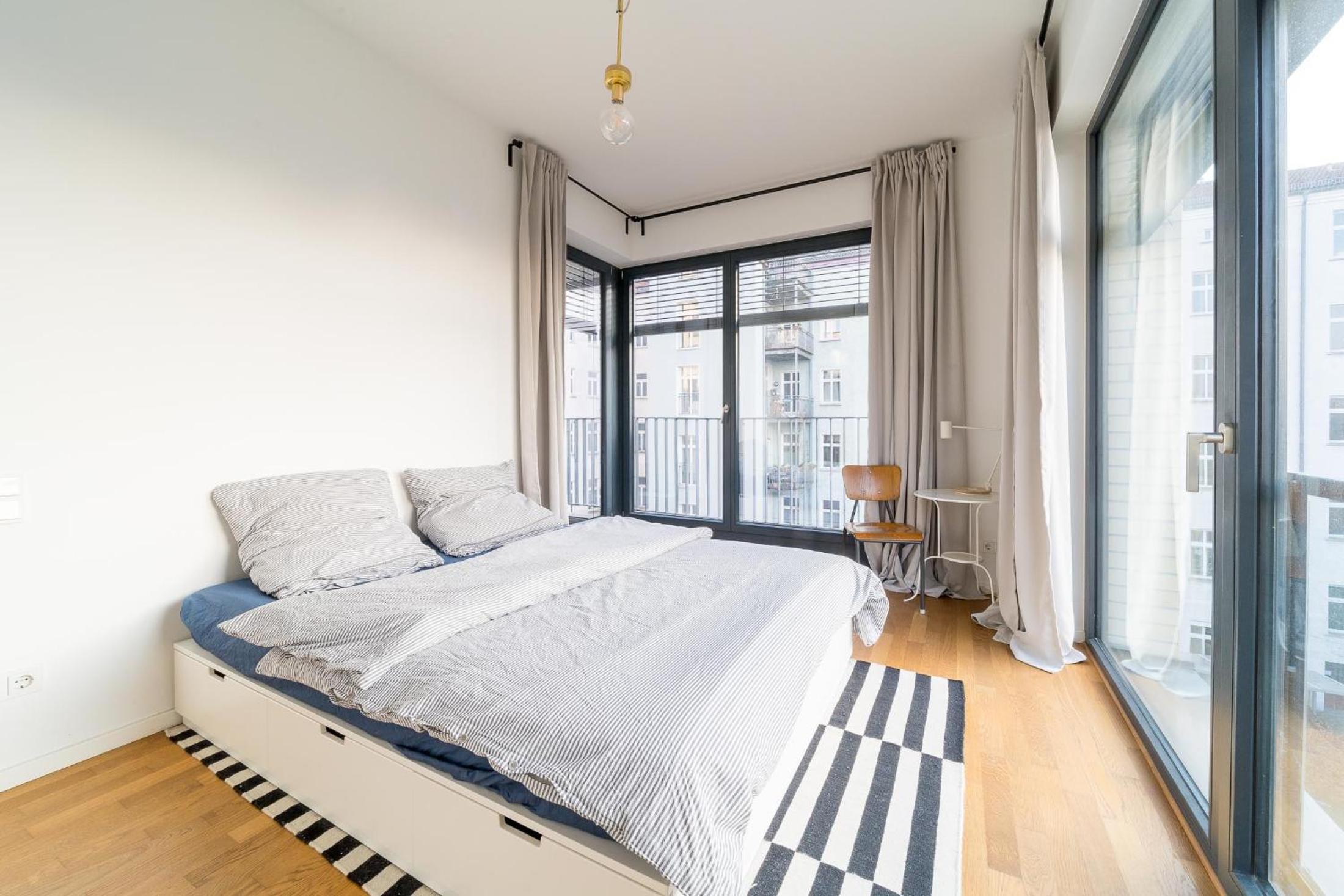 2 Bedroom Mauerpark-Apartment, Berlin Mitte View calendar