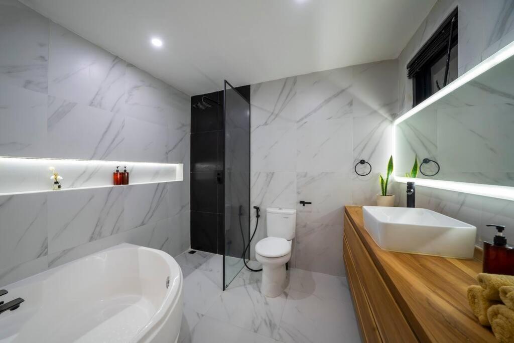 Luxury 5br villa Jacuzzi Canggu view 2