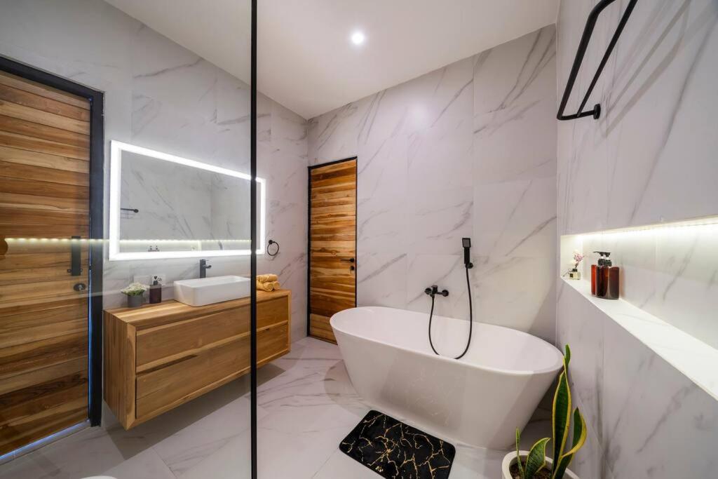 Luxury 5br villa Jacuzzi Canggu view 5