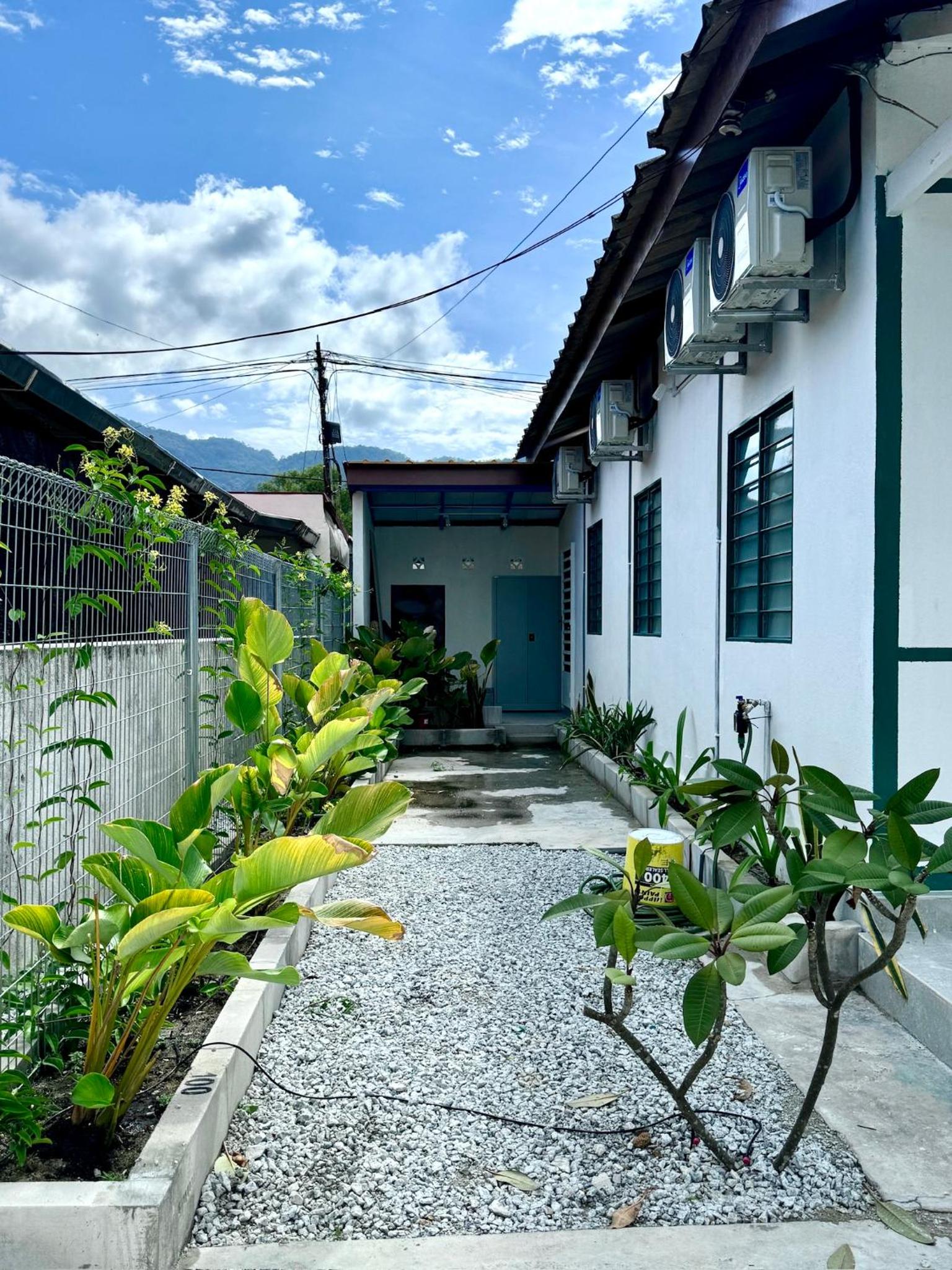Stay Meow Meow- Pet Friendly Single Storey Semi-D Near Gurney & Adventist photo 4