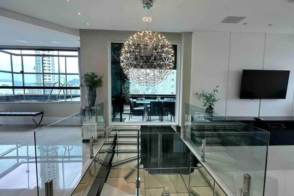 Cobertura Duplex com Piscina, Vista Mar e Hidro