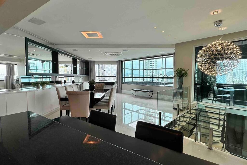 Cobertura Duplex com Piscina, Vista Mar e Hidro