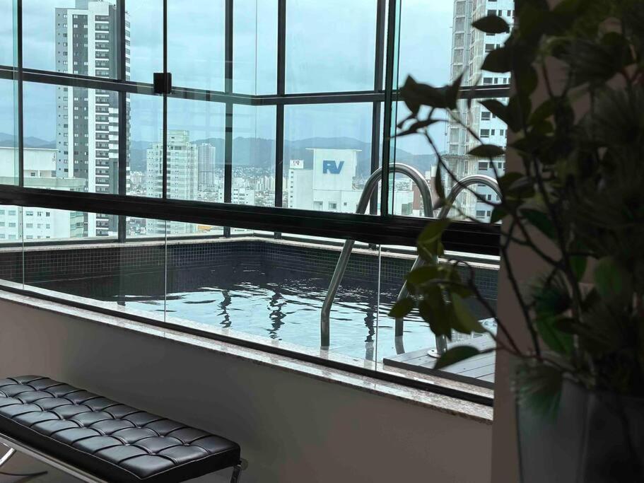 Cobertura Duplex com Piscina, Vista Mar e Hidro