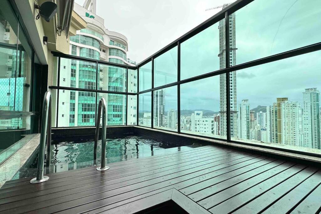 Cobertura Duplex com Piscina, Vista Mar e Hidro