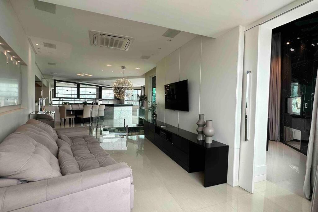 Cobertura Duplex com Piscina, Vista Mar e Hidro