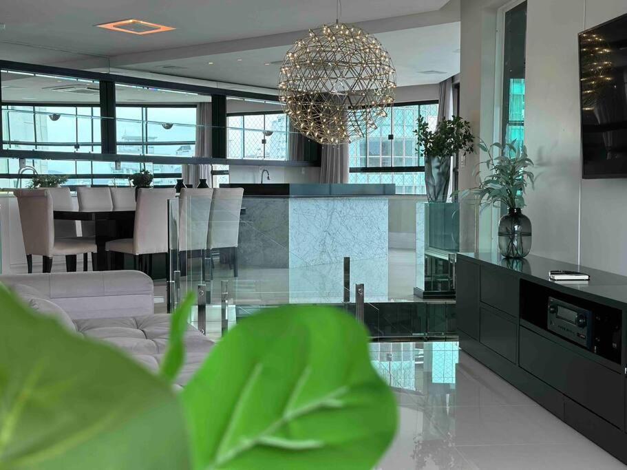 Cobertura Duplex com Piscina, Vista Mar e Hidro