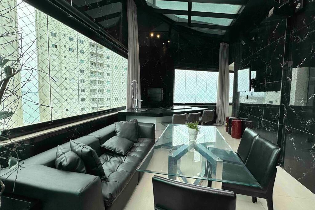 Cobertura Duplex com Piscina, Vista Mar e Hidro