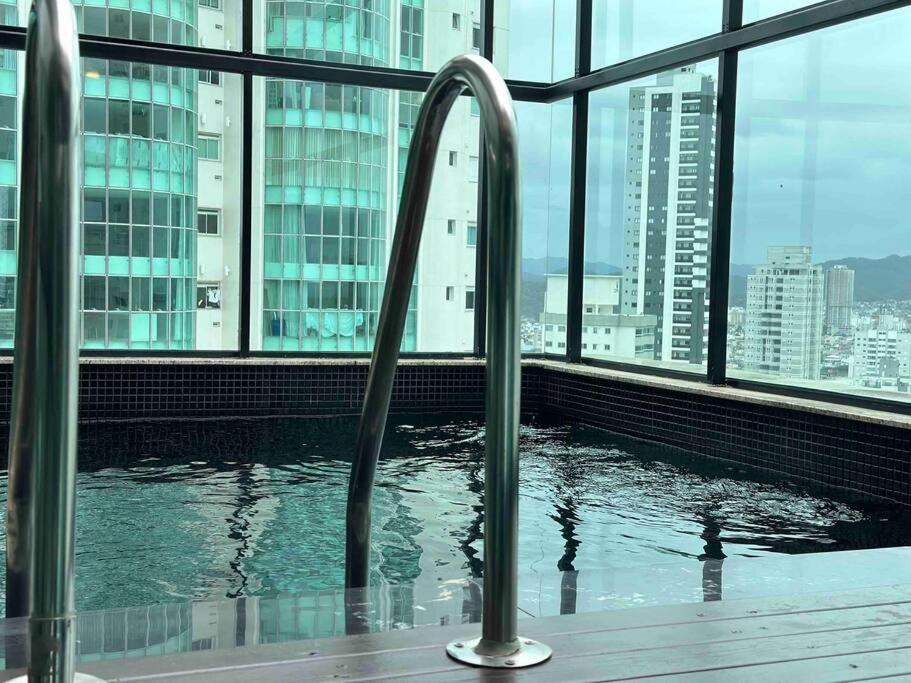 Cobertura Duplex com Piscina, Vista Mar e Hidro
