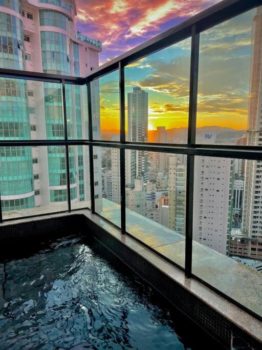 Cobertura Duplex com Piscina, Vista Mar e Hidro