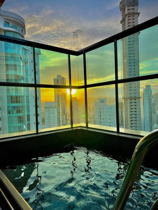 Cobertura Duplex com Piscina, Vista Mar e Hidro