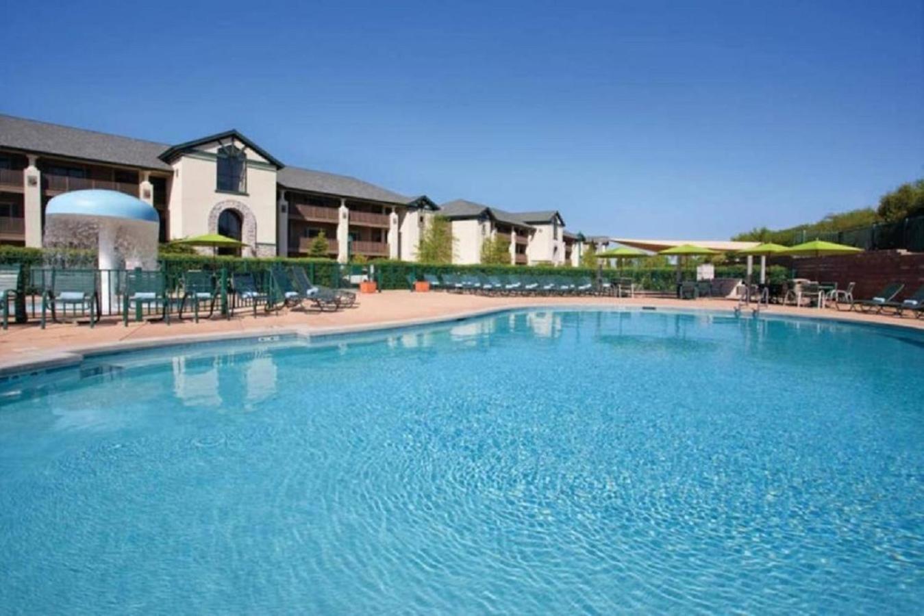 Enjoy onsite Waterpark in this family friendly 1BD condo view 3