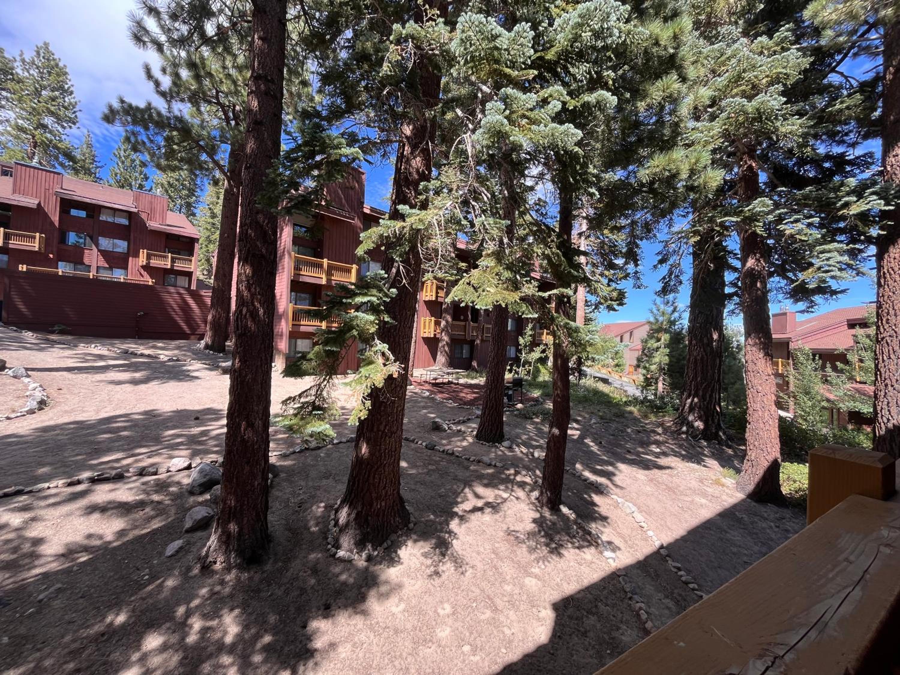 Hotel Beautifully Remodeled Condo at Mammoth Ski & Racquet Club, Hot Tub, Garage, 10 Min Walk to Ski Lifts - Image 1
