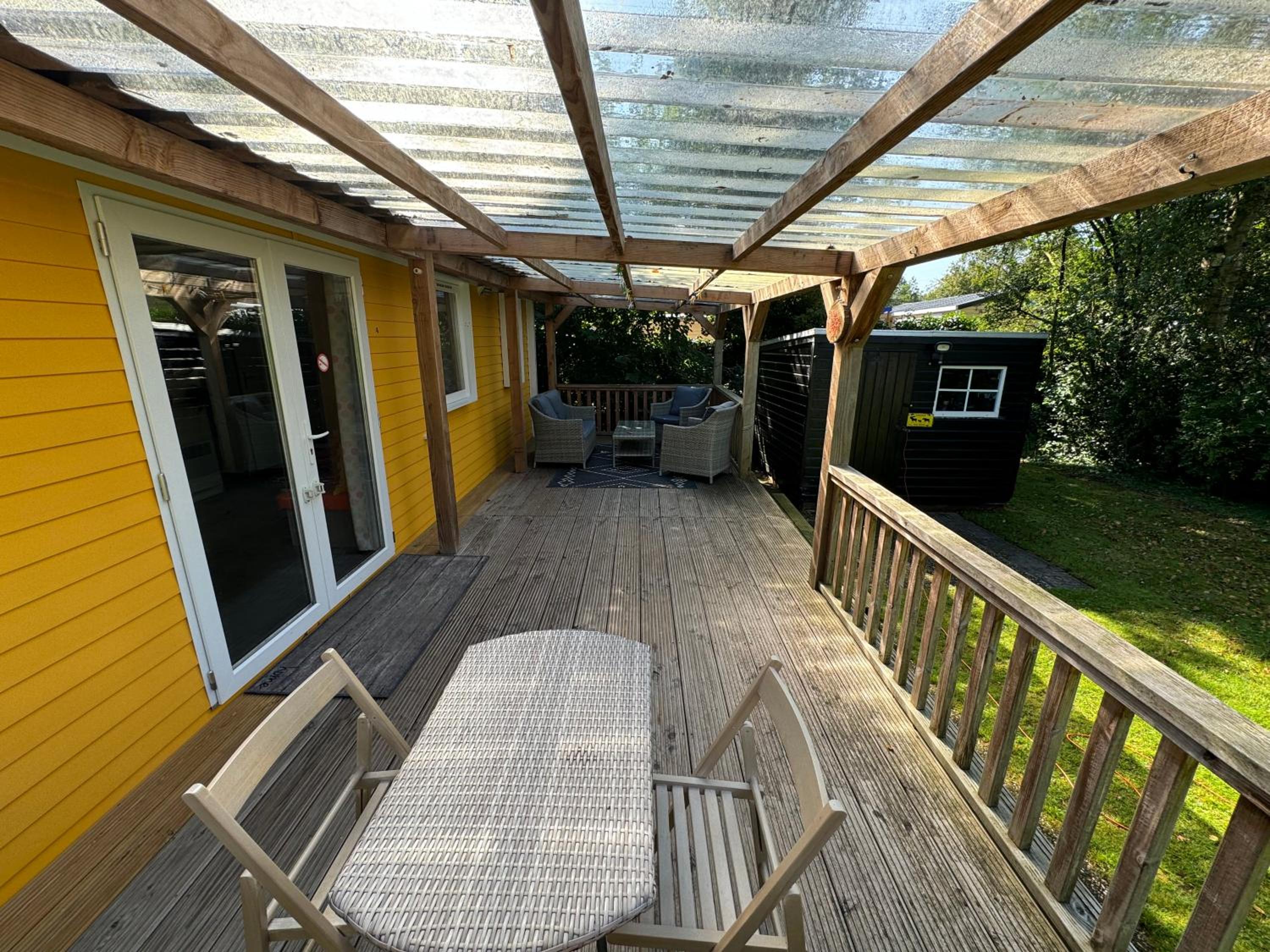 Ruime 5-persoons chalet aan het Bergumermeer view 4