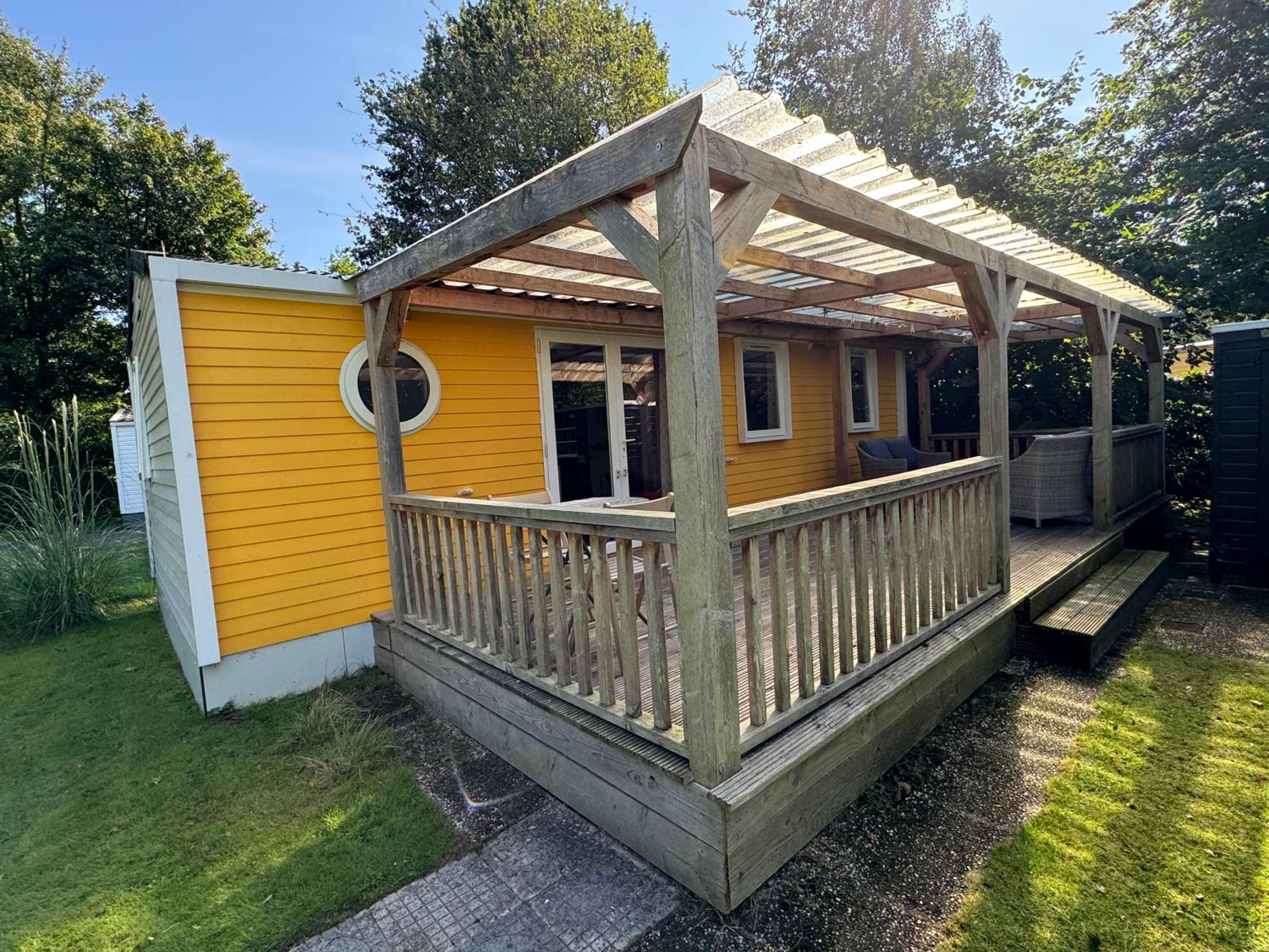 Ruime 5-persoons chalet aan het Bergumermeer view 2