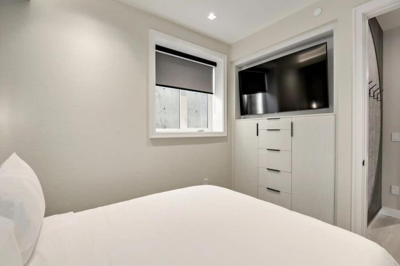 Designer 2BR in Downtown Steps from Sunset Beach