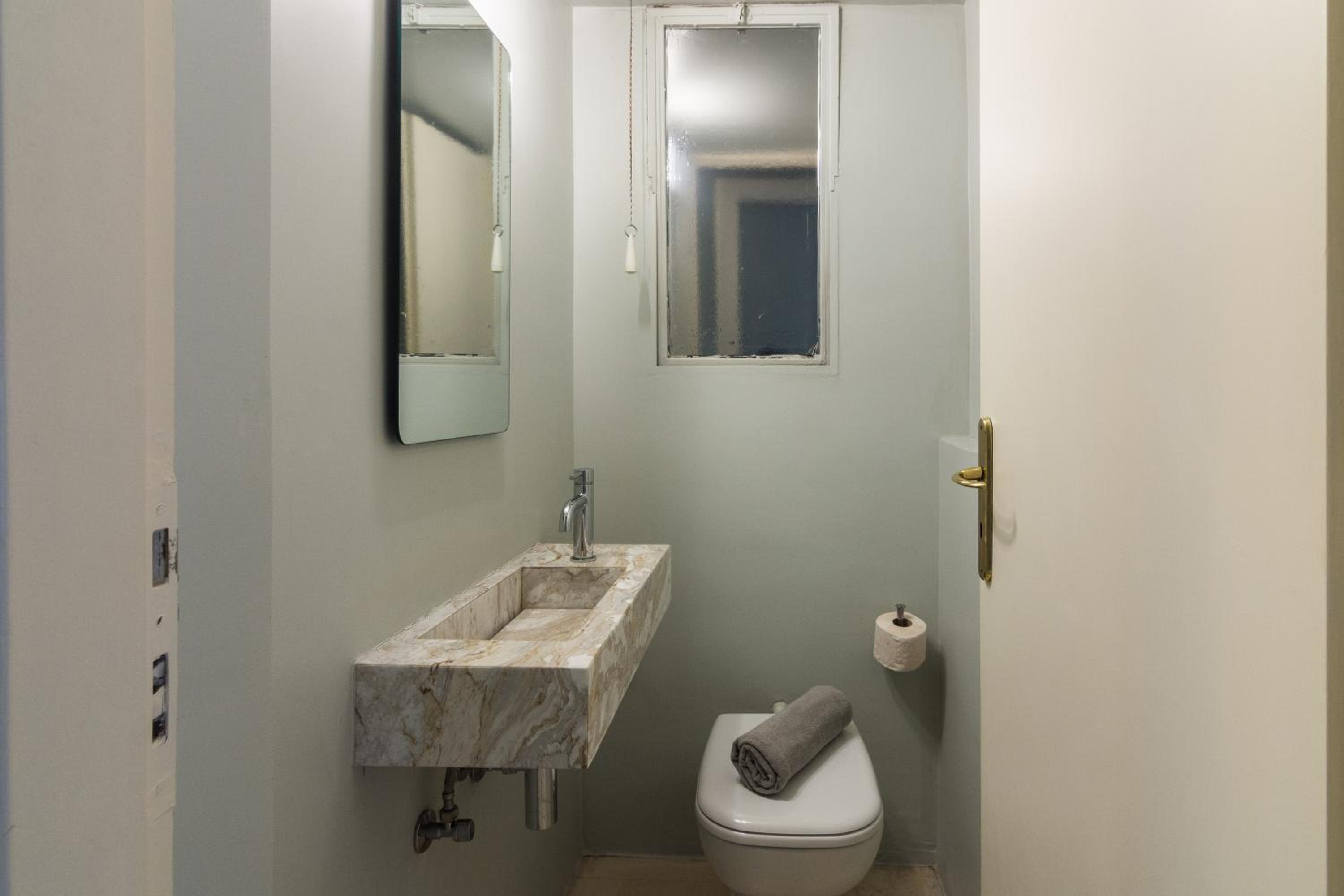 Large Apartment ideal for 5