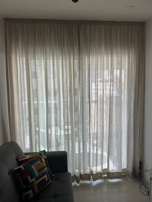 AU75 Silencioso e Vista Urbana Bonita das Altura