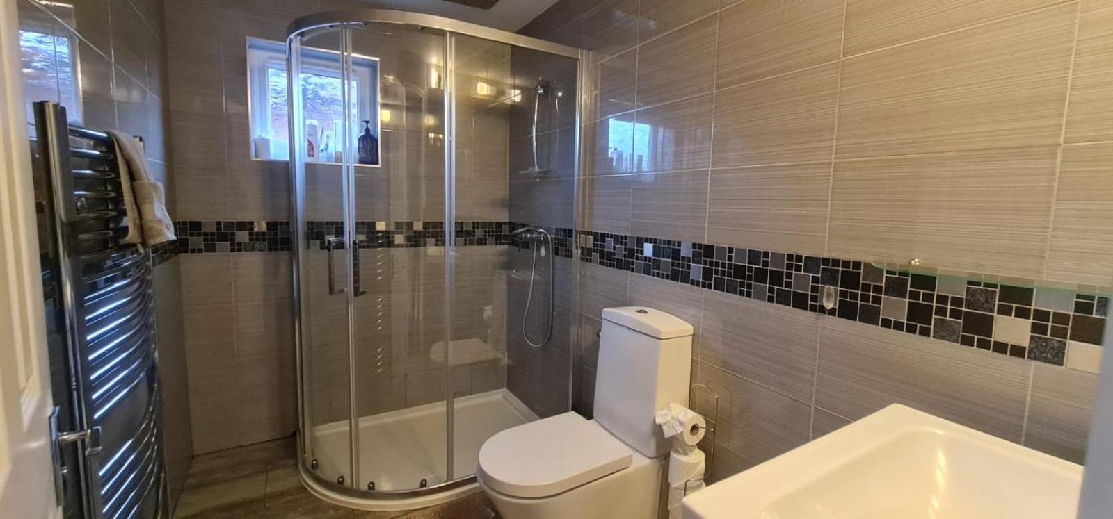 6 Bedroom Spacious villa, Free Parking view 4