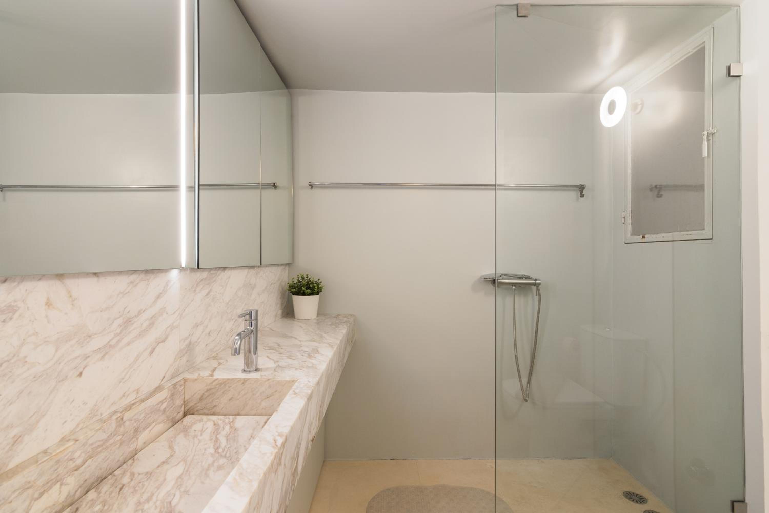Large Apartment ideal for 5