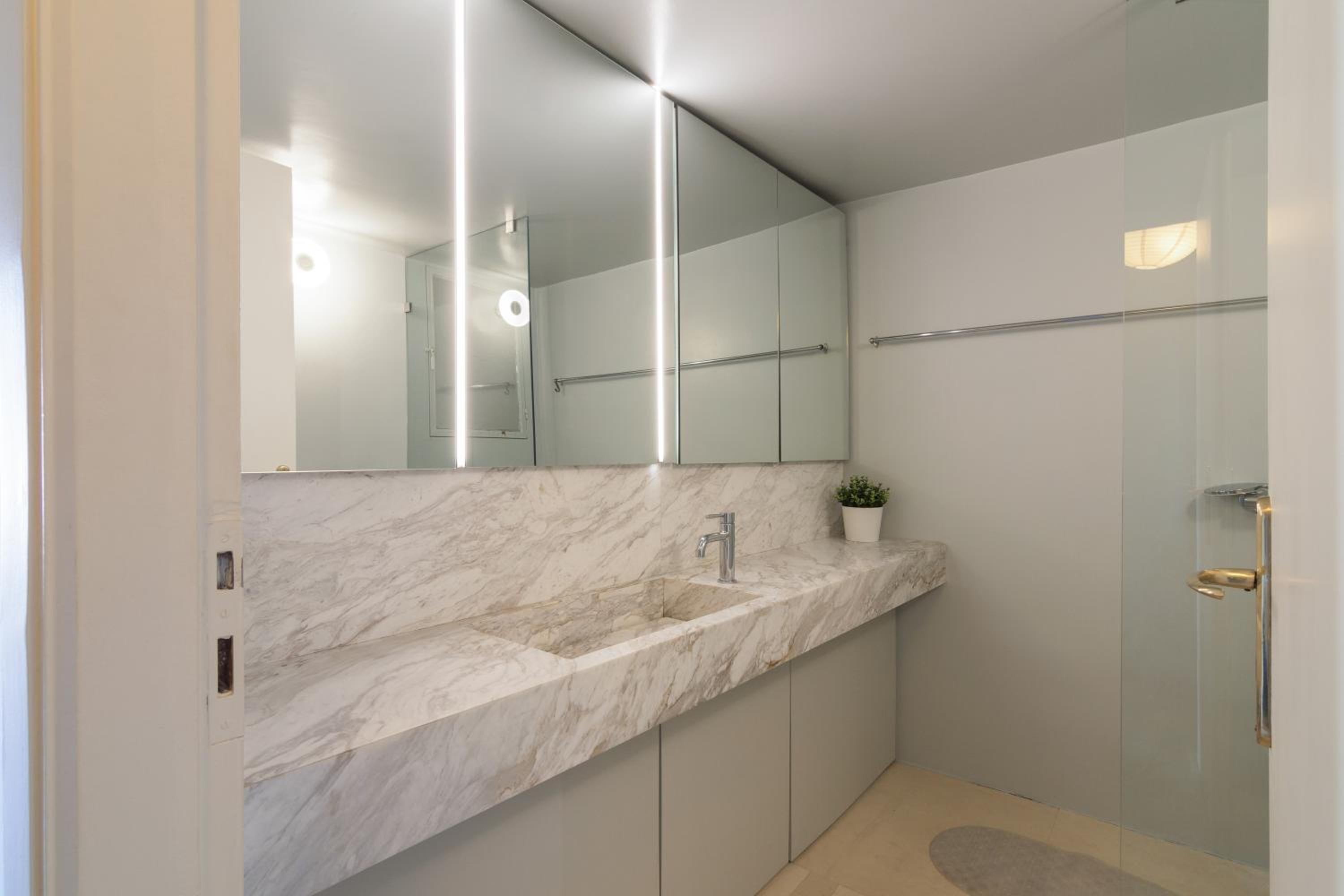 Large Apartment ideal for 5